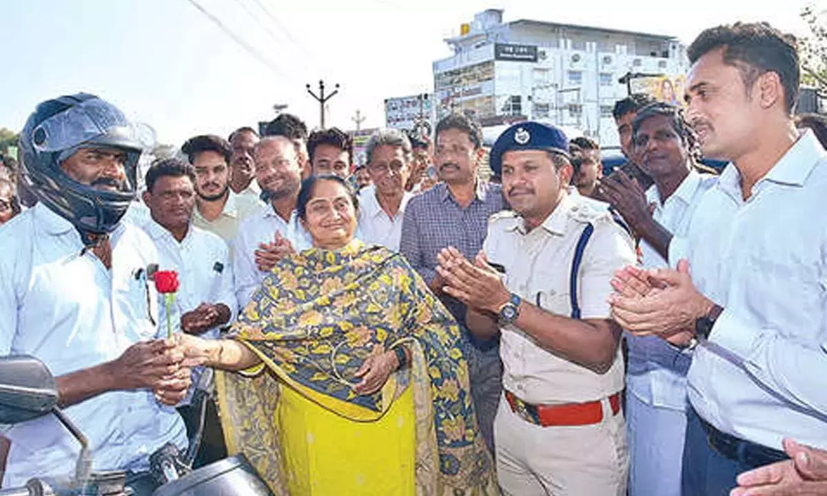 Andhra: पेनुकोंडा में सड़क सुरक्षा जागरूकता कार्यक्रम आयोजित किया गया Andhra: पेनुकोंडा में सड़क सुरक्षा जागरूकता कार्यक्रम आयोजित किया गया