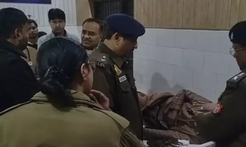 हाईवे पर श्रद्धालुओं से भरी डबल डेकर बस पलटी, 10 घायल हाईवे पर श्रद्धालुओं से भरी डबल डेकर बस पलटी, 10 घायल