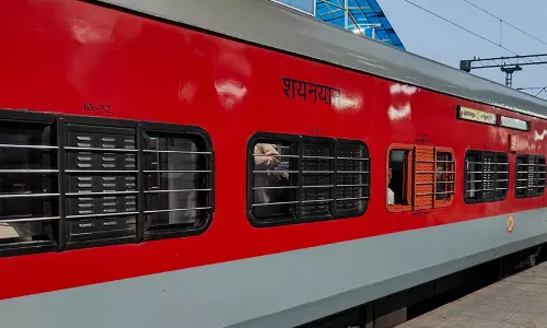 ट्रेन में यात्रियों को परेशान करने वाले किन्नर गिरफ्तार ट्रेन में यात्रियों को परेशान करने वाले किन्नर गिरफ्तार