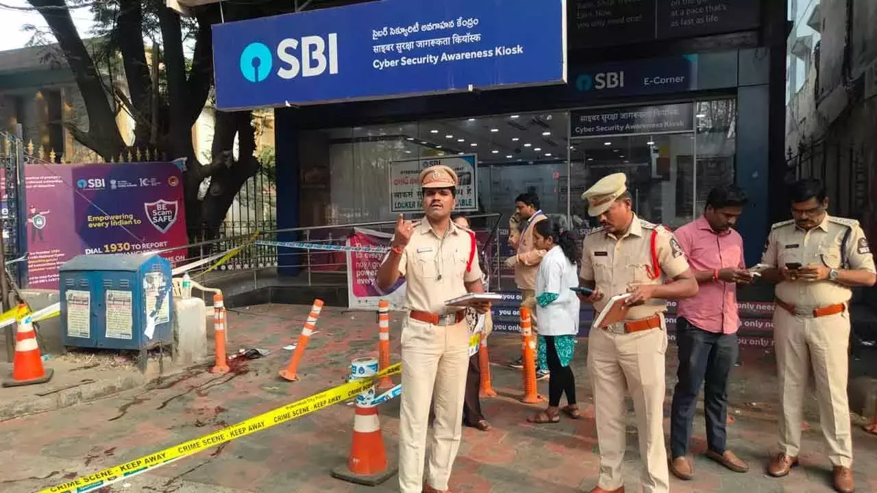 Hyderabad में गोलीबारी: कोटी में लूटपाट के दौरान एक व्यक्ति घायल Hyderabad में गोलीबारी: कोटी में लूटपाट के दौरान एक व्यक्ति घायल