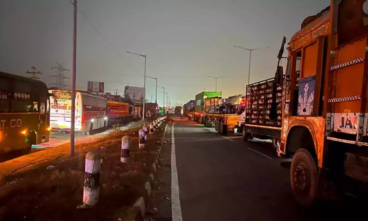 Telangana: यदाद्री भुवनगिरी में तेल टैंकर की टक्कर से ट्रैफिक जाम हो गया Telangana: यदाद्री भुवनगिरी में तेल टैंकर की टक्कर से ट्रैफिक जाम हो गया