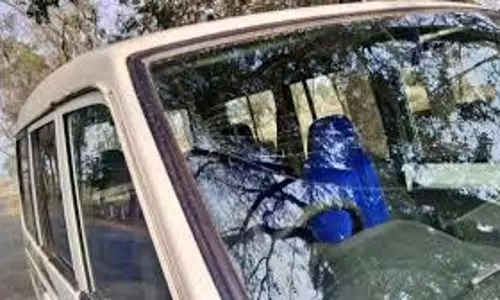 Jharkhand: बालू का अवैध परिवहन रोकने गए सीओ पर हमला Jharkhand: बालू का अवैध परिवहन रोकने गए सीओ पर हमला
