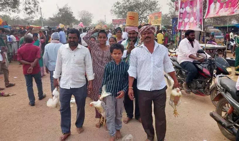 RAJAPET: यादाद्री भुवनगिरी में चिन्ना मेदाराम जथारा में भारी भीड़ उमड़ी RAJAPET: यादाद्री भुवनगिरी में चिन्ना मेदाराम जथारा में भारी भीड़ उमड़ी