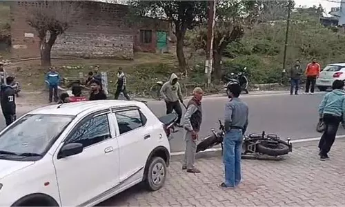 Punjab : मार्केट में जमकर चले तेजधार हथियार, तीन युवक घायल Punjab : मार्केट में जमकर चले तेजधार हथियार, तीन युवक घायल