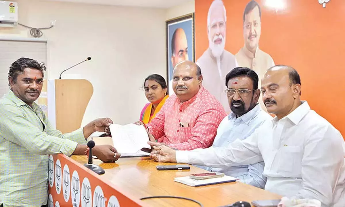 Andhra: बीजेपी सांसद को जनता की याचिकाएं मिलीं Andhra: बीजेपी सांसद को जनता की याचिकाएं मिलीं