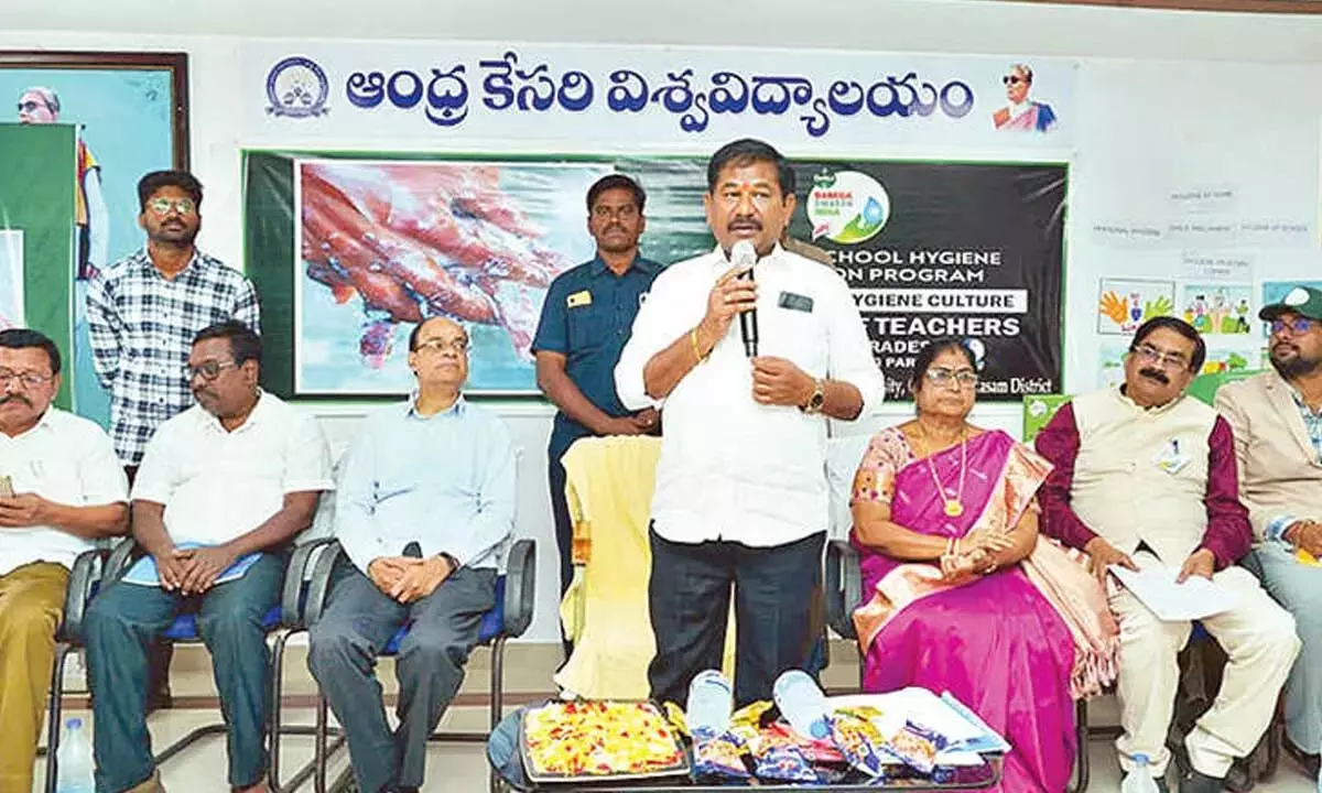 Andhra: मंत्री ने छात्रों के स्वास्थ्य और स्वच्छता पर ज़ोर दिया