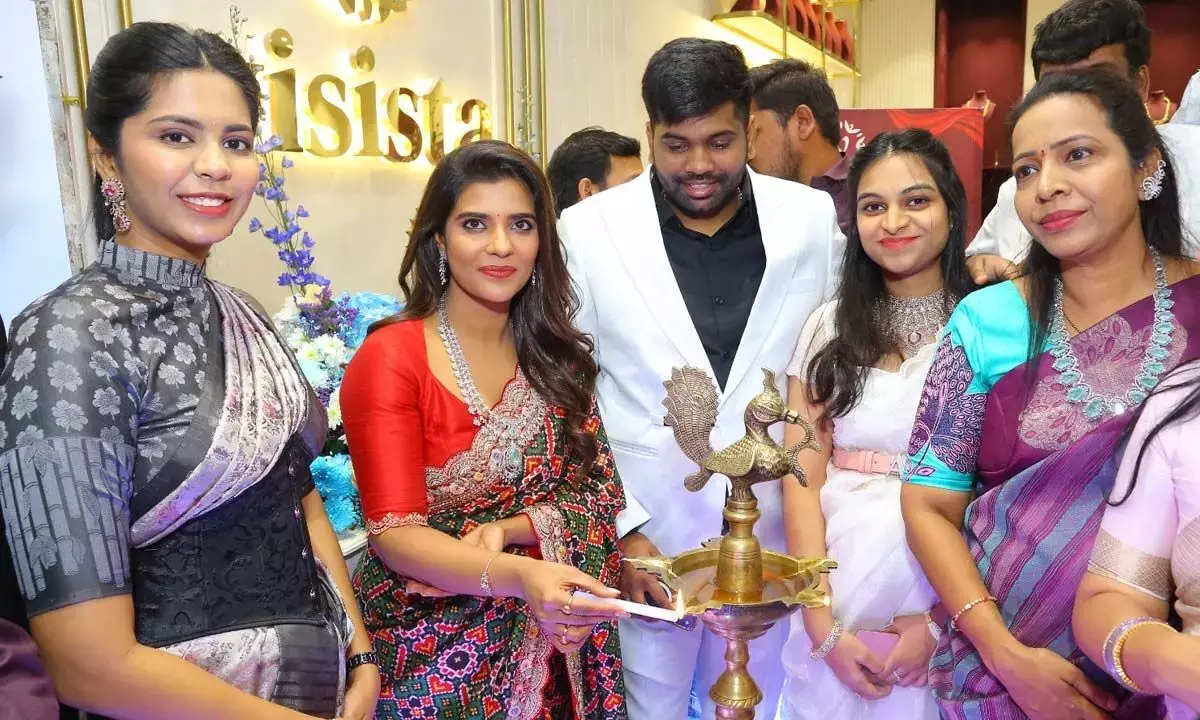 Actress ऐश्वर्या राजेश ने जुबली हिल्स में विसिस्टा गोल्ड एंड डायमंड्स के फ्लैगशिप स्टोर का उद्घाटन किया Actress ऐश्वर्या राजेश ने जुबली हिल्स में विसिस्टा गोल्ड एंड डायमंड्स के फ्लैगशिप स्टोर का उद्घाटन किया
