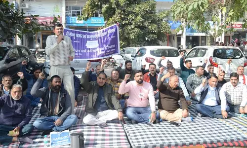 Karnal में पटवारियों और कानूनगो के हड़ताल पर जाने से लोगों को परेशानी हो रही