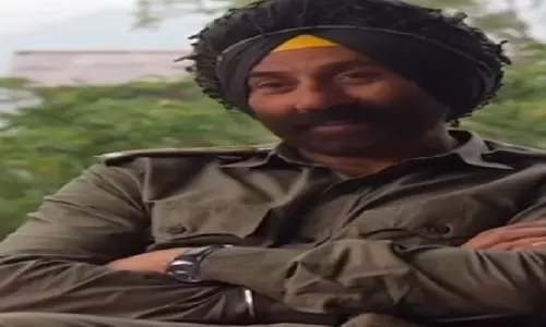 ढाई किलो के हाथ के साथ 5 किलो का दिल : बॉर्डर-2 की बीटीएस वीडियो में दिखा सनी देओल का अनदेखा पहलू ढाई किलो के हाथ के साथ 5 किलो का दिल : बॉर्डर-2 की बीटीएस वीडियो में दिखा सनी देओल का अनदेखा पहलू