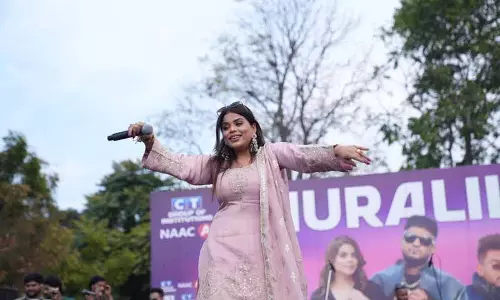 Jalandhar: सिंगर जी खान, सब्बा और जैस्मीन अख्तर ने ऑरा लाइव में स्टेज पर आग लगा दी Jalandhar: सिंगर जी खान, सब्बा और जैस्मीन अख्तर ने ऑरा लाइव में स्टेज पर आग लगा दी