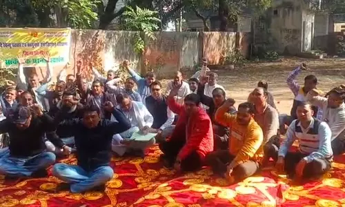 Sonipat में 6 सहयोगियों के सस्पेंशन के विरोध में पटवारी, कानूनगो ने विरोध प्रदर्शन Sonipat में 6 सहयोगियों के सस्पेंशन के विरोध में पटवारी, कानूनगो ने विरोध प्रदर्शन