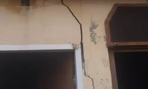 Panipat: दीवार गिरने से इलाके में डर का माहौल Panipat: दीवार गिरने से इलाके में डर का माहौल
