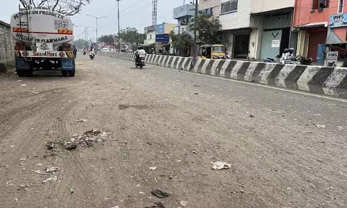 Chennai: ट्रकों से कचरा गिरने से टोंडियारपेट हाई रोड खतरनाक हो गया, मोटर चालकों को परेशानी