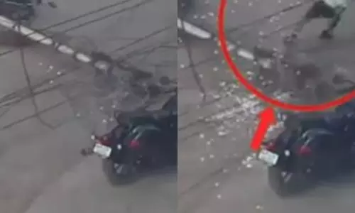 Andhra: अशोक नगर में बिजली का खंभा गिरा, बच्चा बाल-बाल बचा Andhra: अशोक नगर में बिजली का खंभा गिरा, बच्चा बाल-बाल बचा