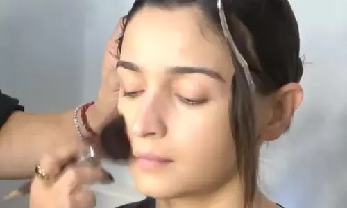 Alia Bhatt ने हाई-ग्लैम लुक के पीछे की तैयारी कैमरे में दिखाई Alia Bhatt ने हाई-ग्लैम लुक के पीछे की तैयारी कैमरे में दिखाई