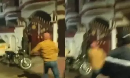 Lucknow: गोमती नगर में सिगरेट की कीमत को लेकर पुरुषों के ग्रुप में हिंसक झड़प Lucknow: गोमती नगर में सिगरेट की कीमत को लेकर पुरुषों के ग्रुप में हिंसक झड़प