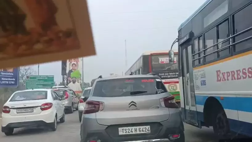 Medaram महा जतारा खत्म होने पर भारी ट्रैफिक जाम लग गया Medaram महा जतारा खत्म होने पर भारी ट्रैफिक जाम लग गया