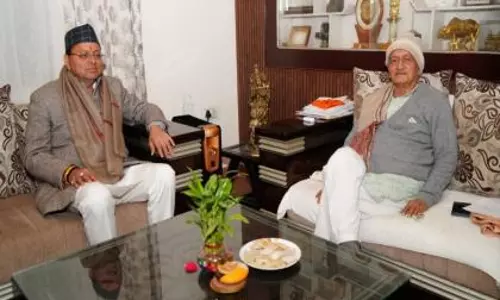 उत्तराखंड के CM धामी ने देहरादून में भगत सिंह कोश्यारी से मुलाकात की