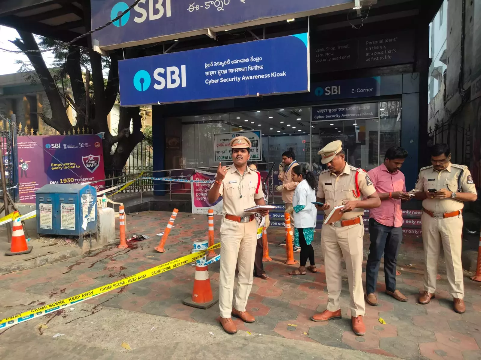 हैदराबाद के कोटी में SBI मेन ब्रांच के पास बदमाशों ने फायरिंग की, ₹6 लाख लूटे गए हैदराबाद के कोटी में SBI मेन ब्रांच के पास बदमाशों ने फायरिंग की, ₹6 लाख लूटे गए