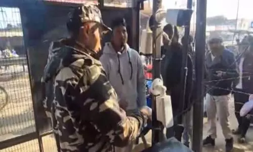 UP: अधिकारी बढ़ा रहे तलाशी, भारत-नेपाल सीमा पर नई टेक्नोलॉजी से ट्रैकिंग UP: अधिकारी बढ़ा रहे तलाशी, भारत-नेपाल सीमा पर नई टेक्नोलॉजी से ट्रैकिंग