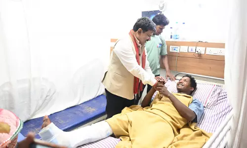 गृहमंत्री विजय शर्मा ने आईईडी ब्लास्ट में घायल जवानों से अस्पताल में की मुलाकात गृहमंत्री विजय शर्मा ने आईईडी ब्लास्ट में घायल जवानों से अस्पताल में की मुलाकात