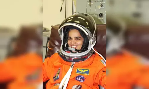 कल्पना चावला: वो भारतीय बेटी जो अंतरिक्ष को छूकर आंखों से ओझल हो गई, आज भी जख्म हरे कर जाती है कोलंबिया हादसे की याद कल्पना चावला: वो भारतीय बेटी जो अंतरिक्ष को छूकर आंखों से ओझल हो गई, आज भी जख्म हरे कर जाती है कोलंबिया हादसे की याद