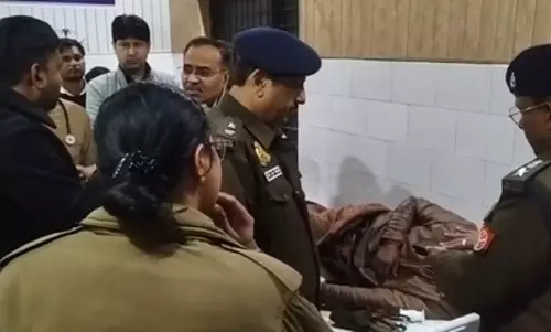 Agra हाईवे पर तीर्थयात्रियों को ले जा रही डबल-डेकर बस पलटी, दस घायल