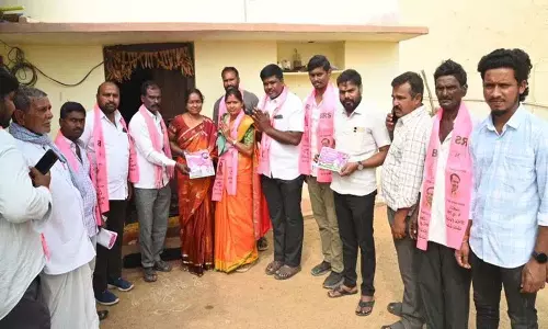 गन रेड्डी राधिका युगेंदर रेड्डी Marriguda में चुनाव प्रचार कर रहे गन रेड्डी राधिका युगेंदर रेड्डी Marriguda में चुनाव प्रचार कर रहे