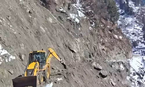 अस्थिर पहाड़ियों से मलबा गिरने से Manikaran Road पर पर्यटकों की जान को खतरा है अस्थिर पहाड़ियों से मलबा गिरने से Manikaran Road पर पर्यटकों की जान को खतरा है