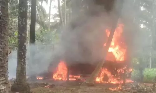 एक Lorry में आग लग गई और एक व्यक्ति जिंदा जल गया एक Lorry में आग लग गई और एक व्यक्ति जिंदा जल गया