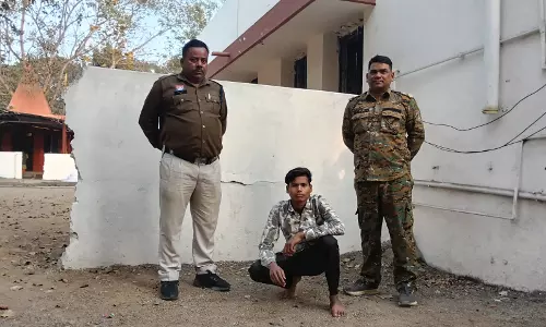फरसानुमा तलवार लहराया चौक में, युवक अरेस्ट फरसानुमा तलवार लहराया चौक में, युवक अरेस्ट