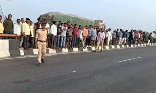 Perambalur जिले में दो सड़क हादसों में पांच लोगों की मौत, तीन घायल Perambalur जिले में दो सड़क हादसों में पांच लोगों की मौत, तीन घायल