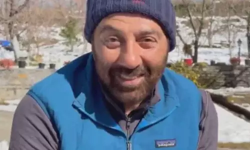 Sunny Deol ने मनाली की बर्फीली शांति में बॉर्डर 2 की सफलता का जश्न मनाया Sunny Deol ने मनाली की बर्फीली शांति में बॉर्डर 2 की सफलता का जश्न मनाया