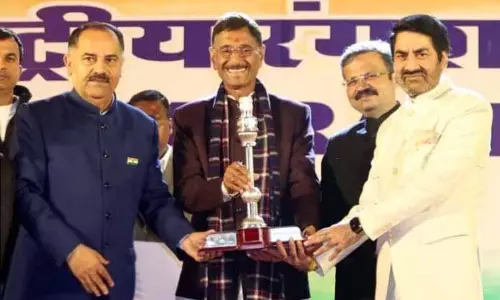 केंद्रीय मंत्री ने J&K के अधिकारी को दूसरा सर्वश्रेष्ठ गणतंत्र दिवस झांकी पुरस्कार प्रदान किया केंद्रीय मंत्री ने J&K के अधिकारी को दूसरा सर्वश्रेष्ठ गणतंत्र दिवस झांकी पुरस्कार प्रदान किया