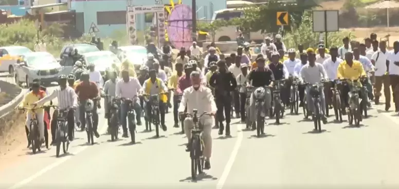 Andhra : कुप्पम में 5,555 ई-साइकिल बांटकर गिनीज रिकॉर्ड बनाया गया Andhra : कुप्पम में 5,555 ई-साइकिल बांटकर गिनीज रिकॉर्ड बनाया गया