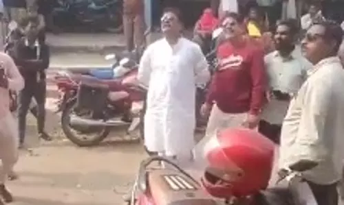बंगाल: TMC नेता की वायरल हरकत पर BJP ने साधा निशाना बंगाल: TMC नेता की वायरल हरकत पर BJP ने साधा निशाना