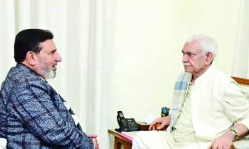 Altaf Bukhari और अन्य लोगों ने एलजी से मुलाकात की