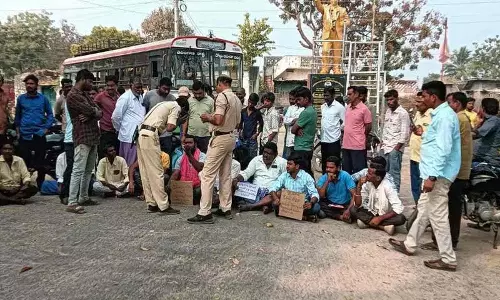 Karimnagar के किसानों ने सिंचाई के पानी के लिए विरोध प्रदर्शन किया Karimnagar के किसानों ने सिंचाई के पानी के लिए विरोध प्रदर्शन किया