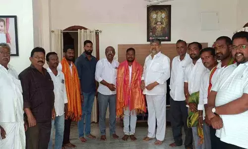 MLC एल रमना ने ग्राम पंचायत गवर्निंग बॉडी को सम्मानित किया MLC एल रमना ने ग्राम पंचायत गवर्निंग बॉडी को सम्मानित किया