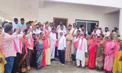 पूर्व मंत्री जगदीश रेड्डी ने BRS पार्टी में नए सदस्यों का स्वागत किया पूर्व मंत्री जगदीश रेड्डी ने BRS पार्टी में नए सदस्यों का स्वागत किया