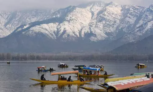 Kashmir, जम्मू इलाकों में रात का तापमान बढ़ा, चिल्लई-कलां खत्म हुआ