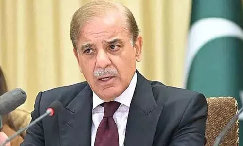 Pakistan के पीएम शहबाज शरीफ ने लोन मांगने की तुलना भीख मांगने से की Pakistan के पीएम शहबाज शरीफ ने लोन मांगने की तुलना भीख मांगने से की
