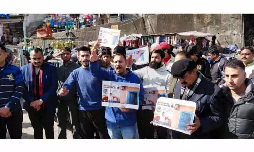 बिजली कटौती के खिलाफ BJP का विरोध प्रदर्शन, अब्दुल्ला ब्रिज को ब्लॉक किया बिजली कटौती के खिलाफ BJP का विरोध प्रदर्शन, अब्दुल्ला ब्रिज को ब्लॉक किया