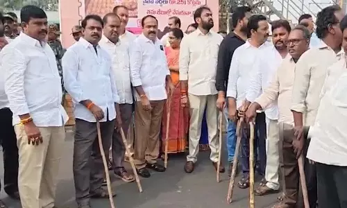 YCP के पूर्व मंत्री अंबाती रामबाबू पर हमले की कोशिश YCP के पूर्व मंत्री अंबाती रामबाबू पर हमले की कोशिश