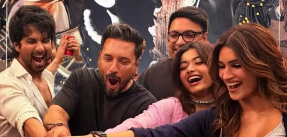 Shahid रश्मिका कृति ने कॉकटेल 2 की शूटिंग खत्म होने के बाद पार्टी की