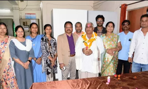 सेवानिवृत्त होने पर भृत्य भोला सिंह यादव को दी गई भावभीनी विदाई