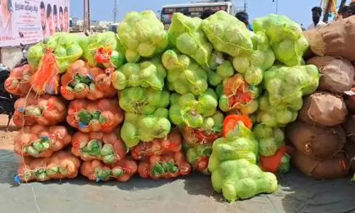 Tamil Nadu में सांप्रदायिक सौहार्द: मुस्लिम व्यापारी महोत्सव में कर रहे दान Tamil Nadu में सांप्रदायिक सौहार्द: मुस्लिम व्यापारी महोत्सव में कर रहे दान