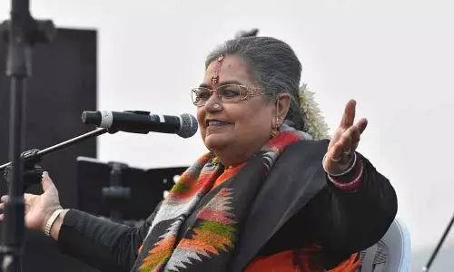Usha Uthup ने एयर इंडिया एक्सप्रेस के कल्चरल शोकेस के लिए विंग्स इंडिया 2026 में लाइव परफॉर्मेंस दी Usha Uthup ने एयर इंडिया एक्सप्रेस के कल्चरल शोकेस के लिए विंग्स इंडिया 2026 में लाइव परफॉर्मेंस दी