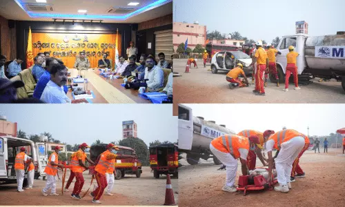 Odisha फायर सर्विस ने रोड सेफ्टी मंथ के समापन पर जीवन बचाने की तकनीक दिखाई Odisha फायर सर्विस ने रोड सेफ्टी मंथ के समापन पर जीवन बचाने की तकनीक दिखाई