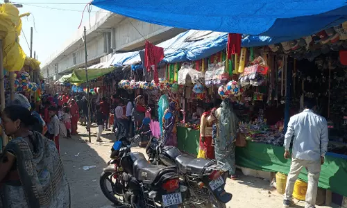 Farrukhabad: मेला रामनगरिया में बवाल, अवैध वसूली और महिला दुकानदार से अभद्रता का आरोप Farrukhabad: मेला रामनगरिया में बवाल, अवैध वसूली और महिला दुकानदार से अभद्रता का आरोप